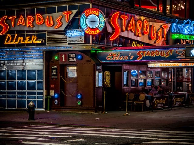 Restaurante Ellen’s Stardust Diner em Nova York