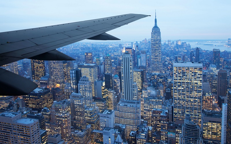 Avião sobrevoando Nova York