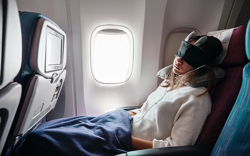 Passageira dormindo durando o voo