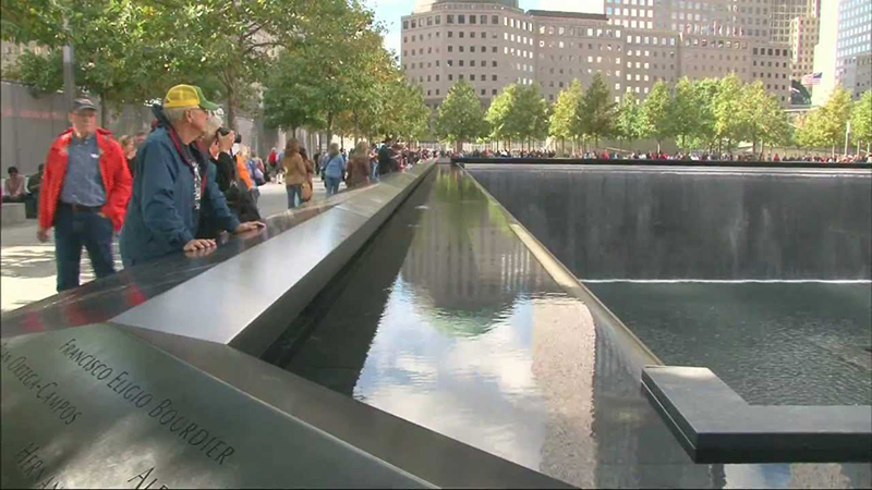 Pessoas admirando o Memorial de 11 de Setembro em Nova York