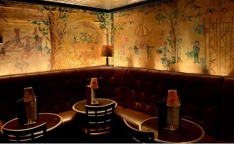 Interior do Bemelmans Bar no Carlyle Hotel em Nova York
