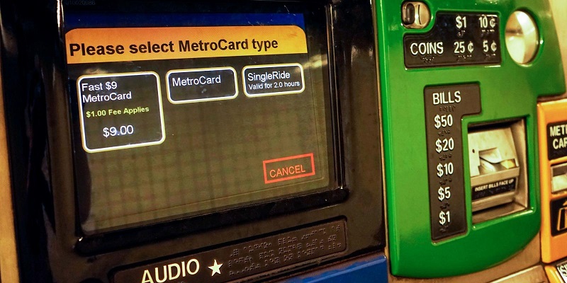 Opções da máquina para comprar o Metrocard, cartão de metrô em Nova York