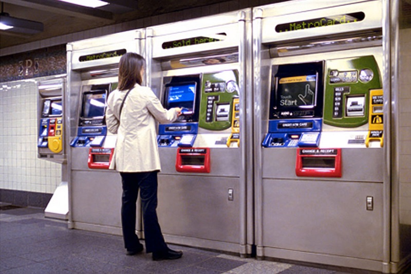Máquina para comprar o Metrocard, cartão de metrô em Nova York
