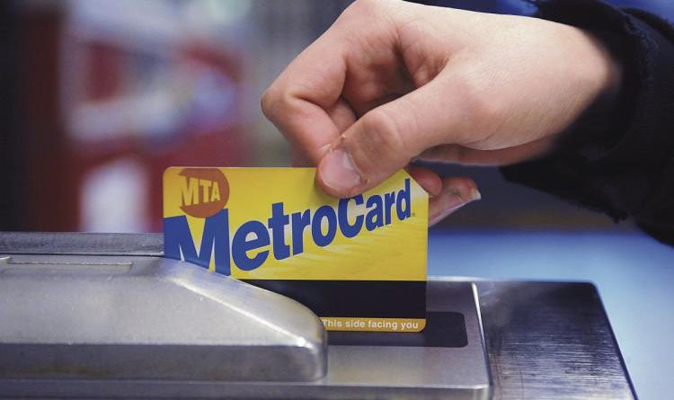 Usando o Metrocard, cartão de metrô em Nova York
