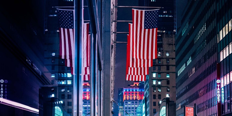 Bandeiras estadunidenses penduradas em prédio de Nova York