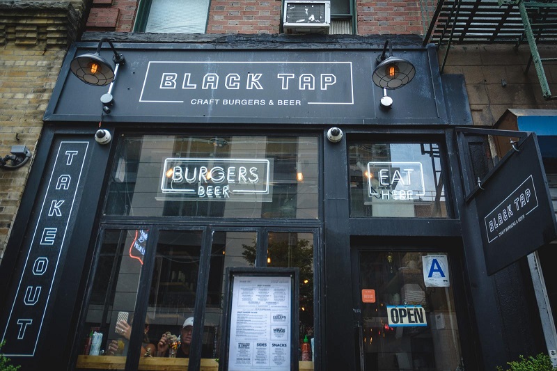 Fachada do restaurante Black Tap no SoHo em Nova York