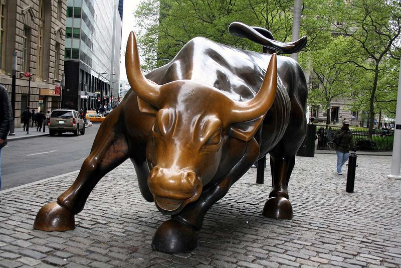Escultura do Touro Charging Bull na rua Wall Street em Nova York
