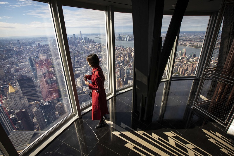 Pessoa no mirante Empire State Building em Nova York