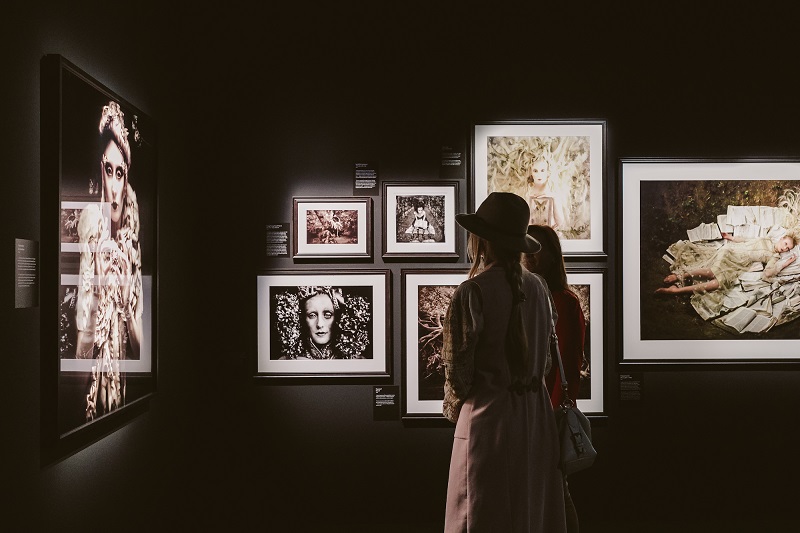 Mulheres observando as fotos no Museu Fotografiska em Nova York