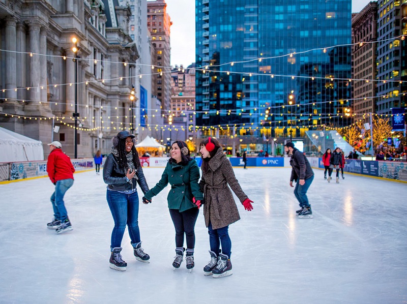 Meninas patinando no gelo em janeiro na Filadélfia