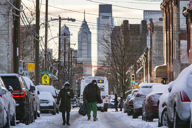 Pessoas andando na neve na Filadélfia