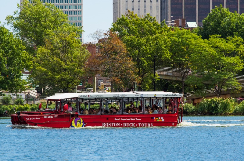 Ônibus anfíbio no Rio Charles river em Boston