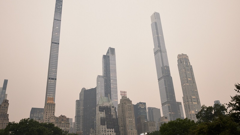 Dia cinza com a poluição em Nova York