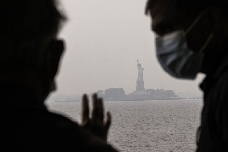 Nova York coberta em névoa de poluição