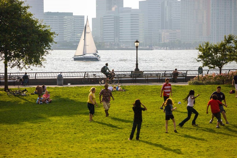 Pessoas curtindo o Battery Park em Nova York