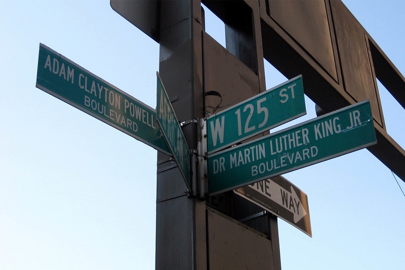 Rua Martin Luther King Jr no bairro Harlem em Nova York