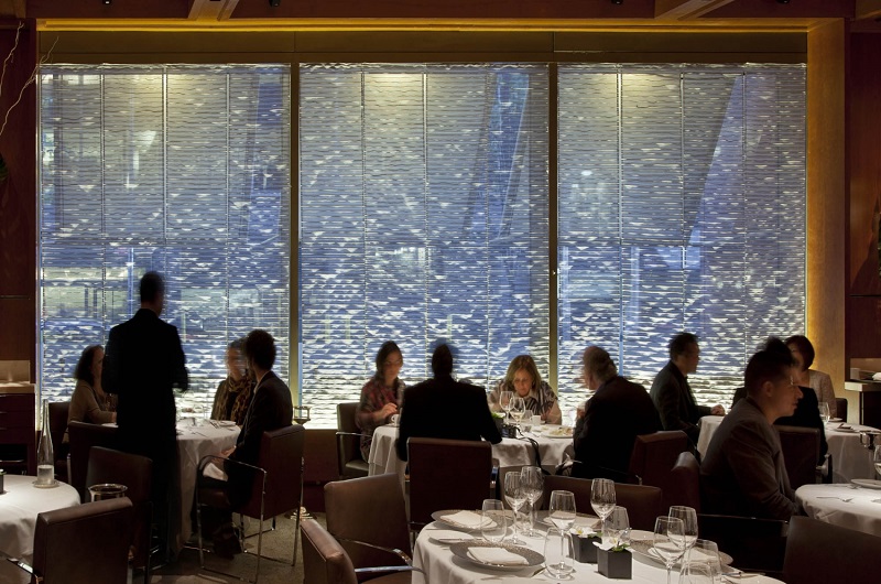 Pessoas jantando no restaurante Le Bernardin em Nova York