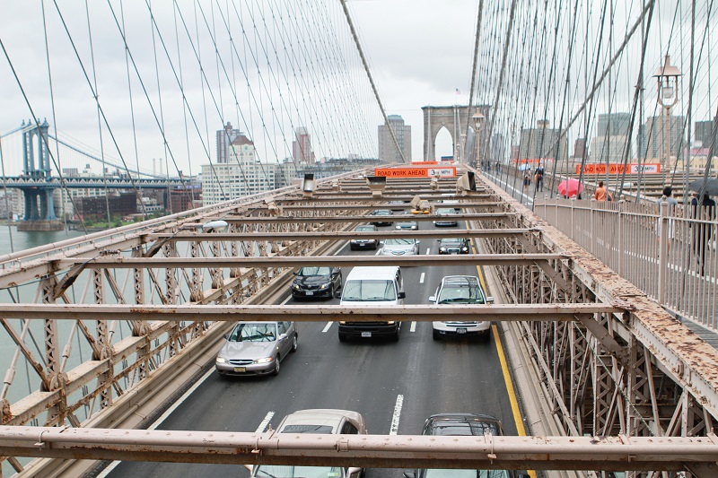 Carros na ponte Brooklyn Bridge em Nova York