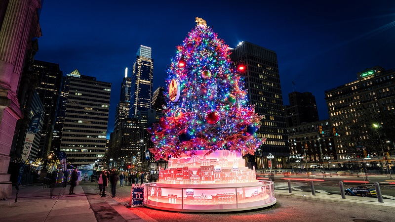Árvore de Natal enfeitando rua da Filadélfia