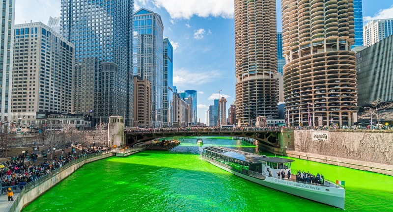 Rio Chicago River na cor verde para o St. Patrick’s Day