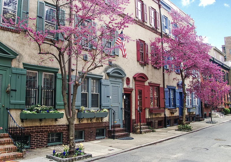 Rua florida na primavera na Filadélfia