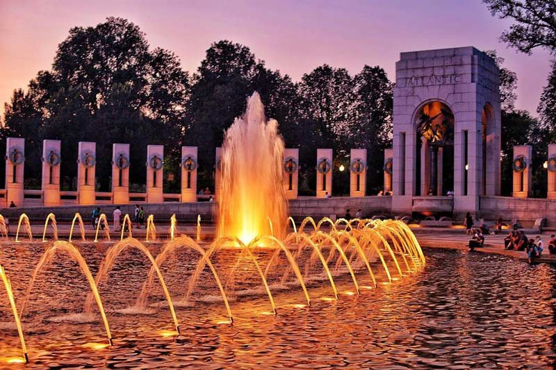 Anoitecer no Memorial da Segunda Guerra Mundial em Washington