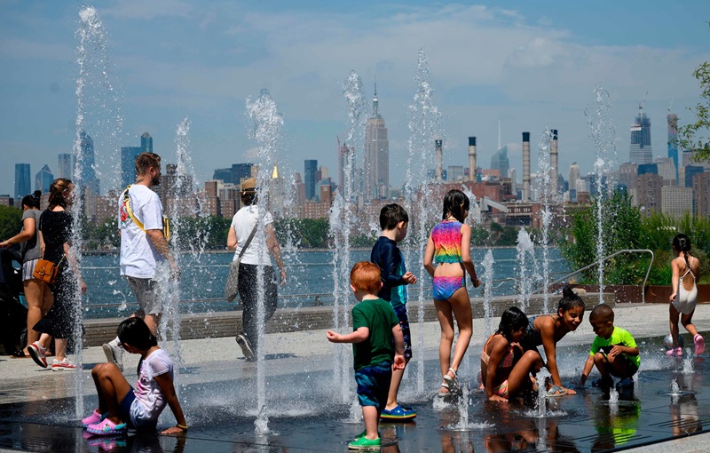 Crianças se refrescando no verão em Nova York