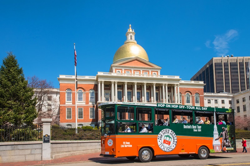 Trólebus em frente ao Massachusetts State House em Boston