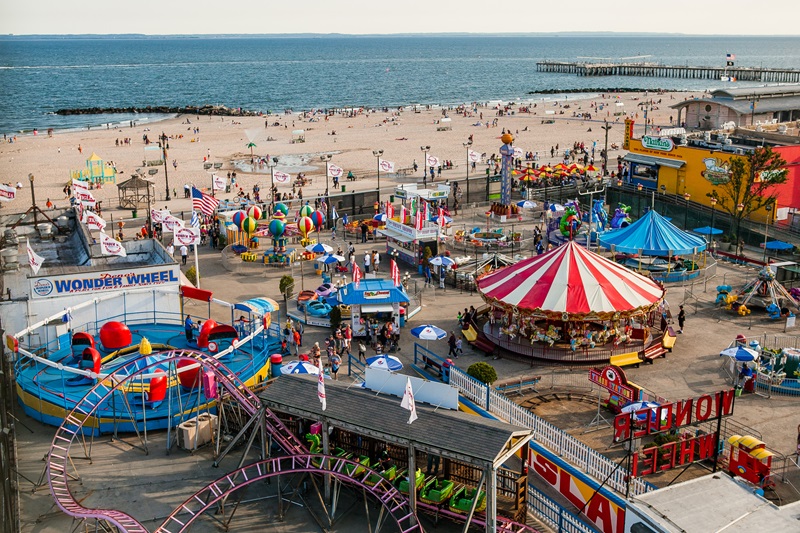 Parque Luna Park na orla da praia Coney Island em Nova York