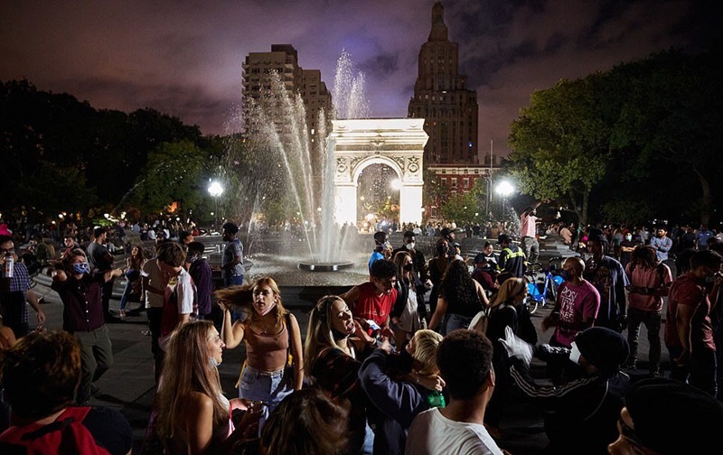 Washington Square Park lotado para o Ano Novo na Filadélfia