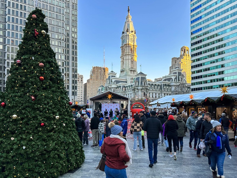 Pessoas aproveitando o Natal na Filadélfia