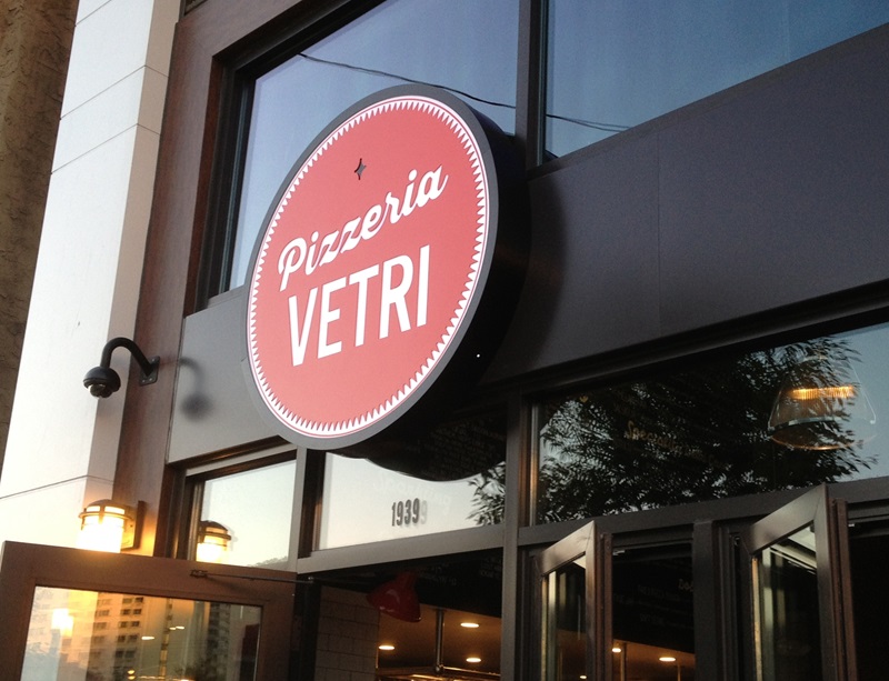 Fachada da pizzaria Vetri na Filadélfia