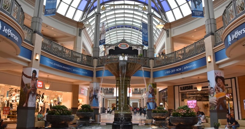 Interior do shopping King of Prussia Mall perto da Filadélfia