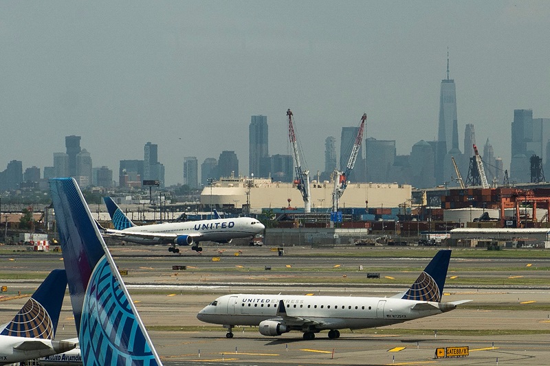 Aviões em aeroporto de Nova Jersey
