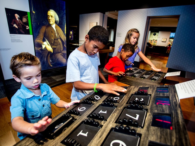 Crianças no Museu Benjamin Franklin na Filadélfia