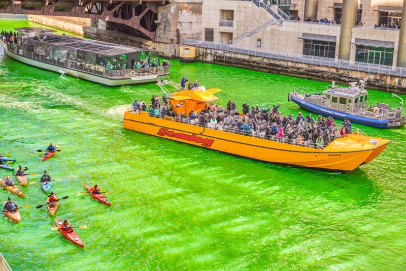 Canal verde em comemoração ao Dia de São Patrício em Chicago